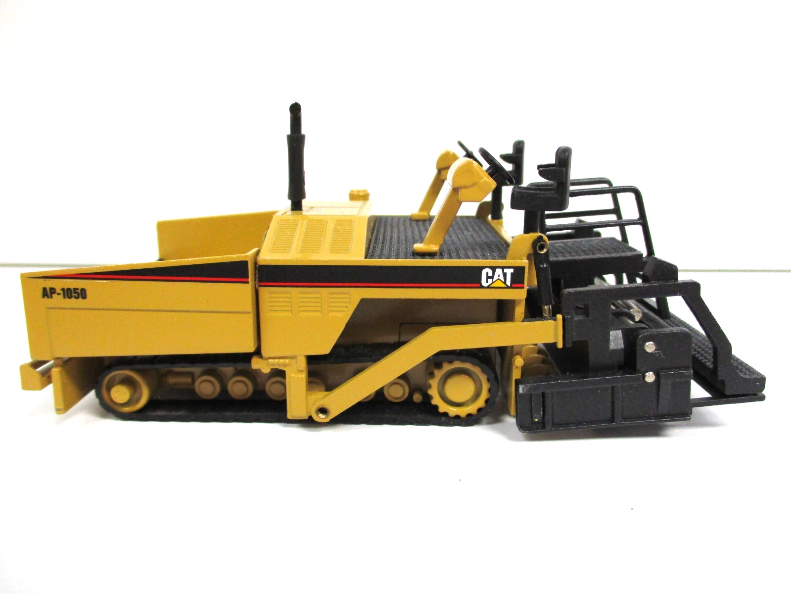 NZG – CATERPILLAR CAT AP-1050 ASPHALT PAVER – 1/50 DIECAST