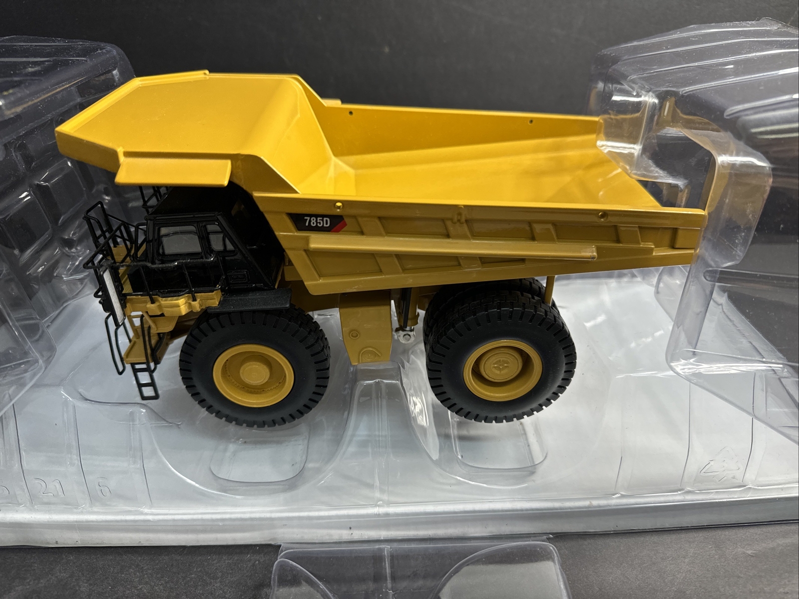 NORSCOT 55216 CATERPILLAR CAT 785D MINING TRUCK 1:50 T126
