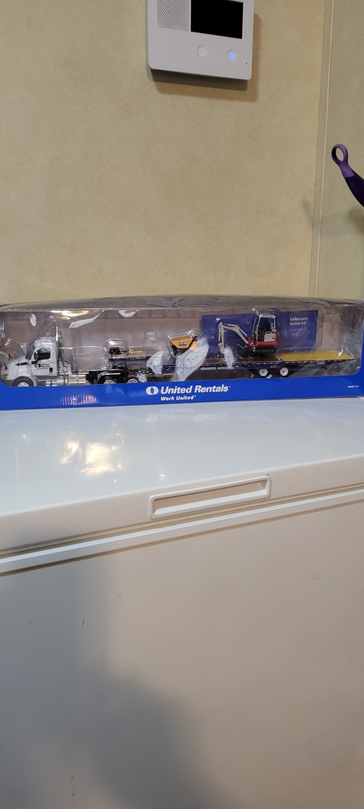unitedrentals2023 collector’s series Xx Freightliner Cascadia Day Cab,Landoll930