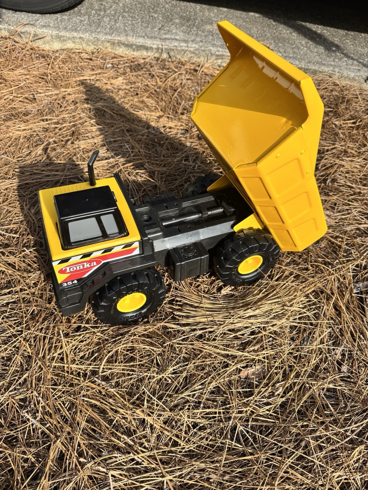 MINT – Tonka 354 Dump Truck Toy Yellow/Black 2012, Age 4-7