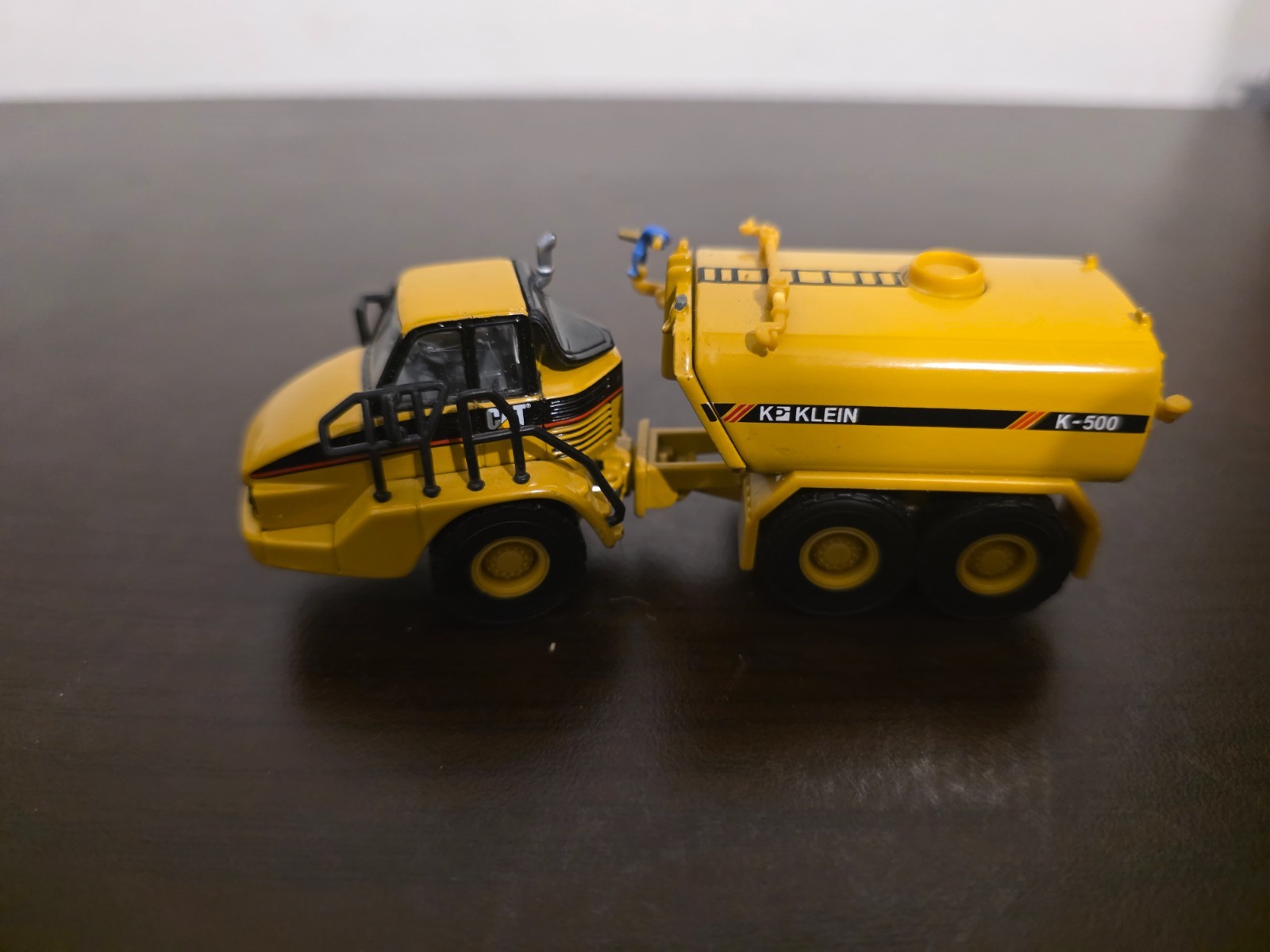 Norscot CAT Caterpillar Truck with Klein K-500 Water Tank 1:87 Die Cast Diecast