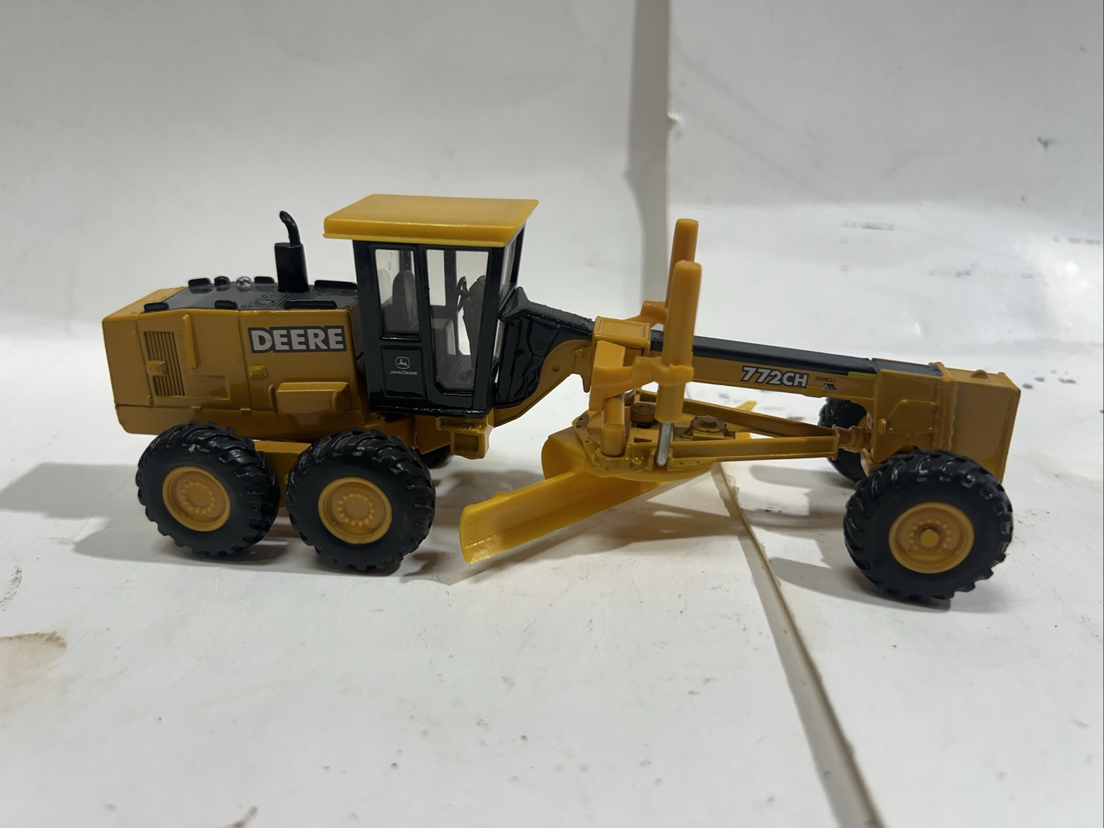 2001 ERTL 1:50 scale diecast John Deere 772CH Grader Scraper Leveler