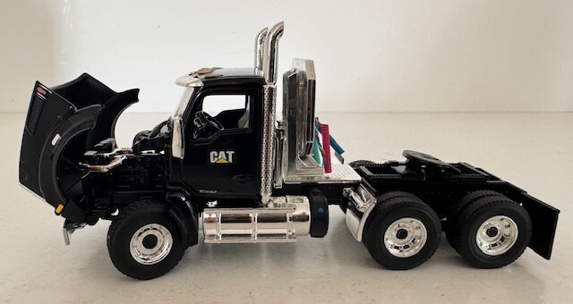 Custom 1:50 Caterpillar Kenworth T880 Day Cab & Lowboy set