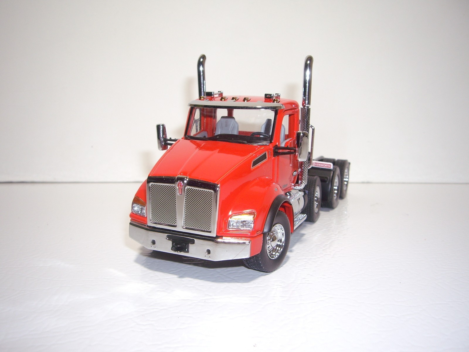 DIECAST MASTERS 1/50 RED TRI-AXLE KW T880 DAYCAB&TRI-AXLE LOWBOY W/T D11R DOZER
