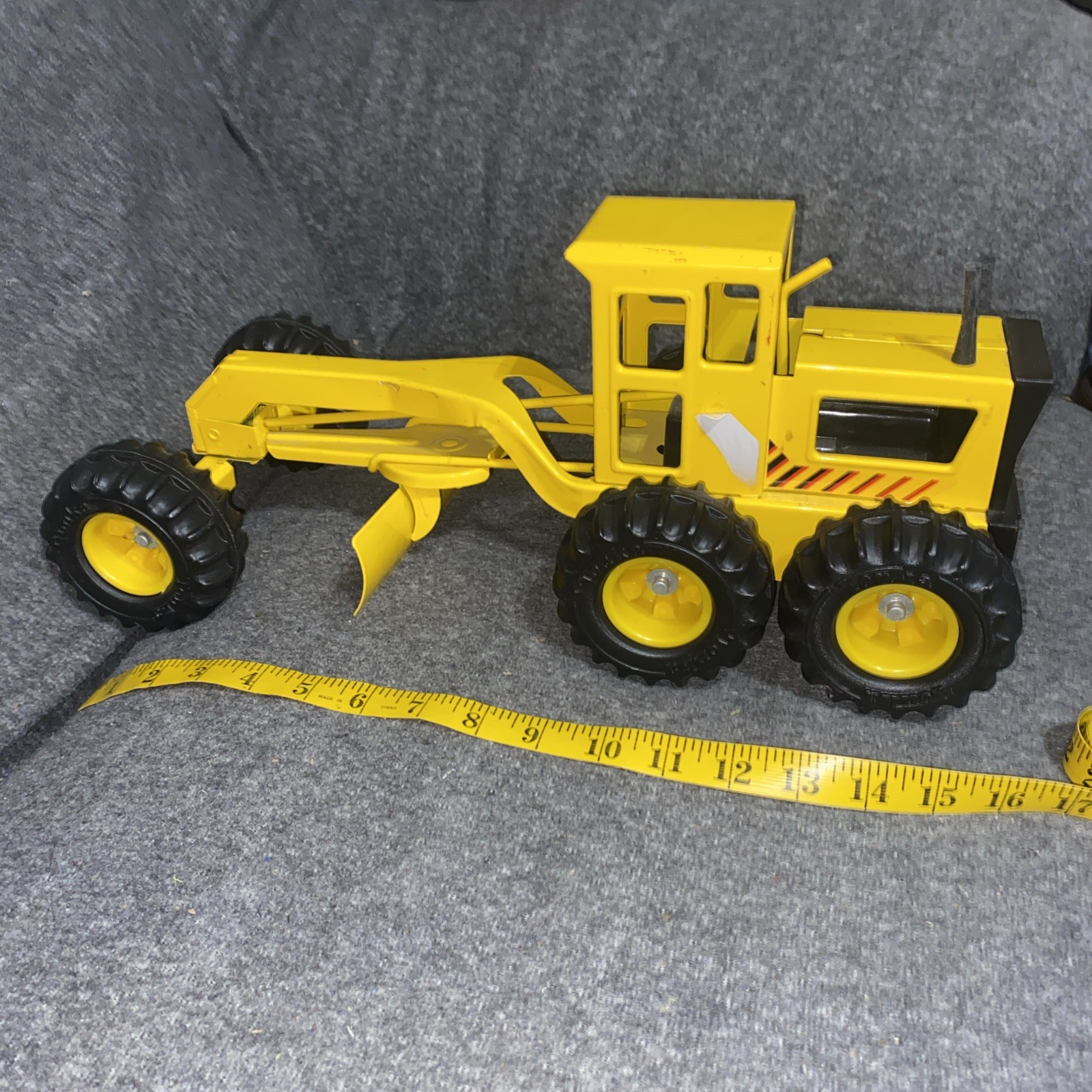 Tonka Yellow Metal Pressed Steel Road Grader Tractor 18” Construction Vehicle