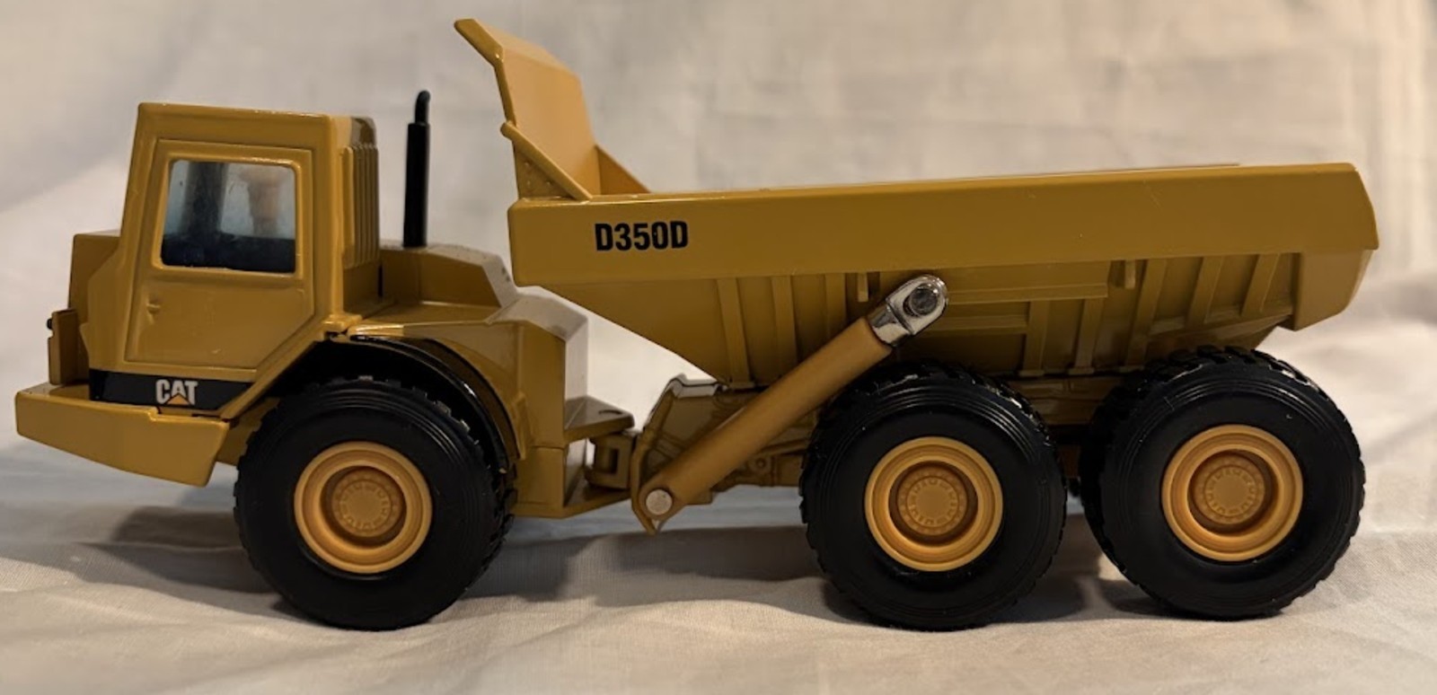 ERTL Caterpiller D350D Articulated Dump Truck New In Box