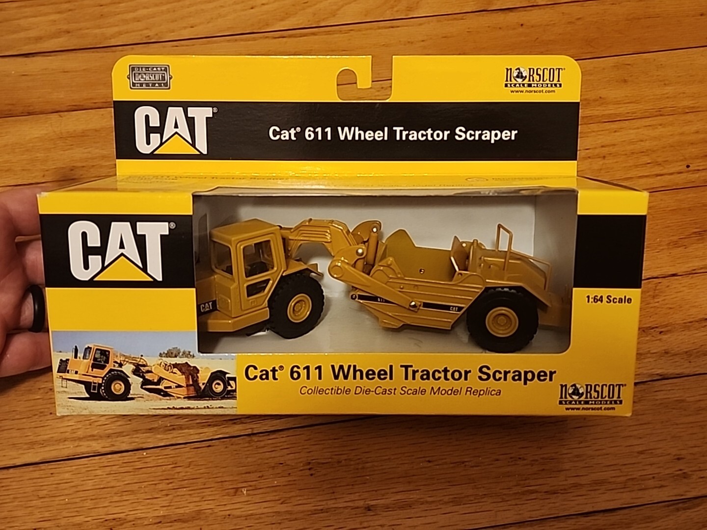 Cat 611 Wheel Tractor Scraper 1:64 Construction Machine New Sealed