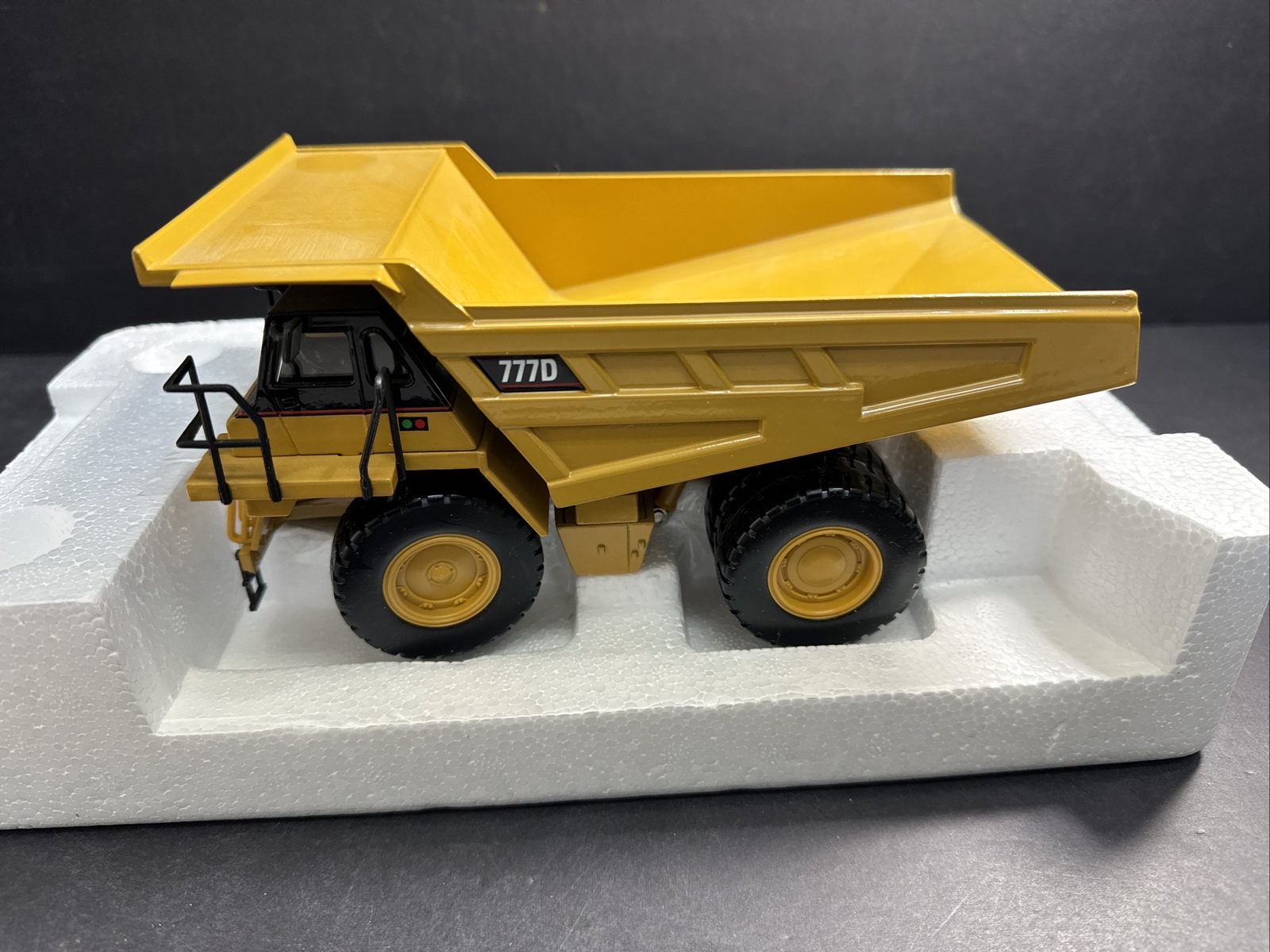 CAT CATERPILLAR 777D OFF-HIGHWAY TRUCK 1:50 SCALE MODEL – NORSCOT 55104 T121
