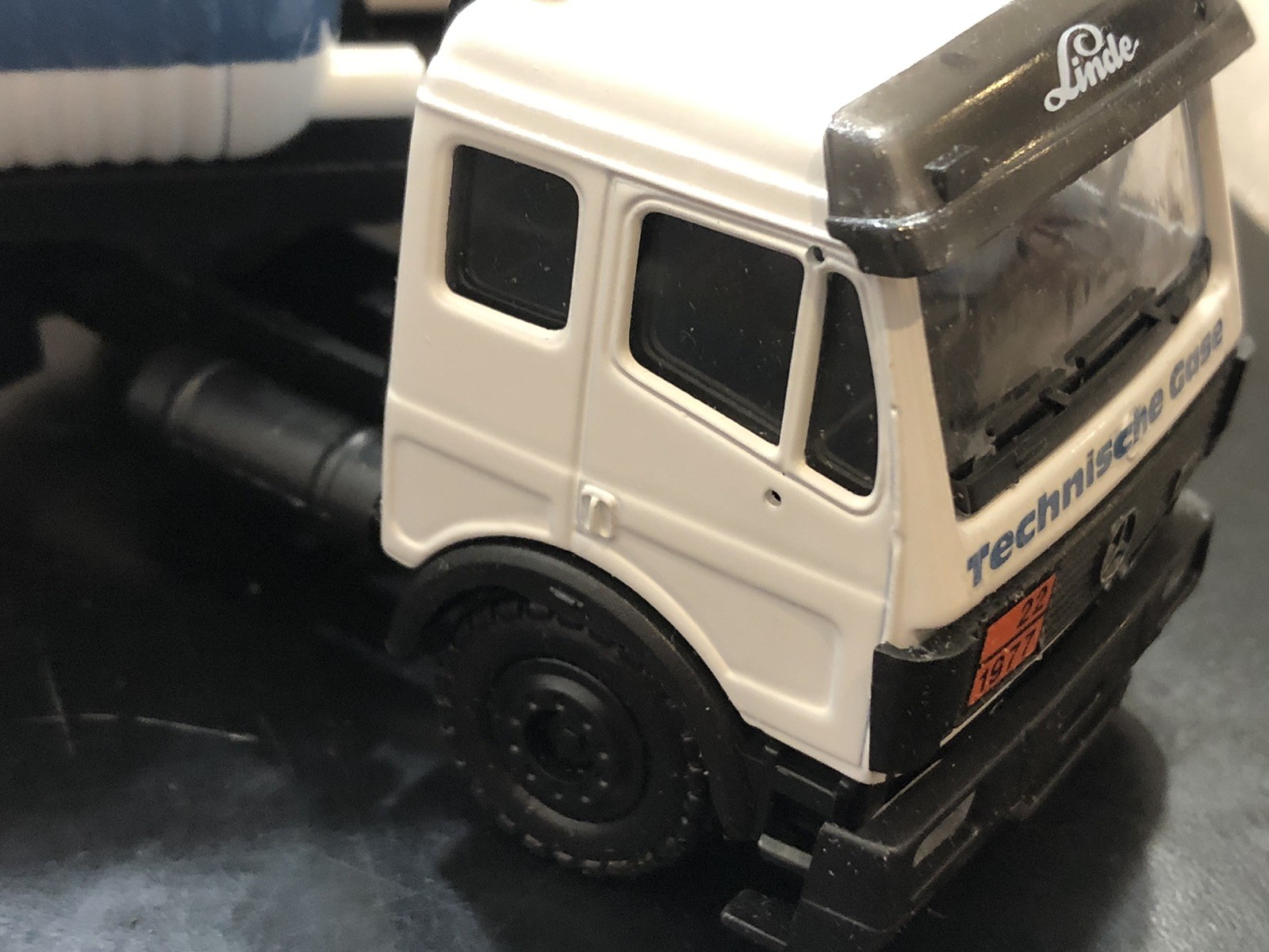Conrad #3027 Mercedes-Benz Truck w/ Linde Gas Tanker Trailer 1:50 Diecast Boxed