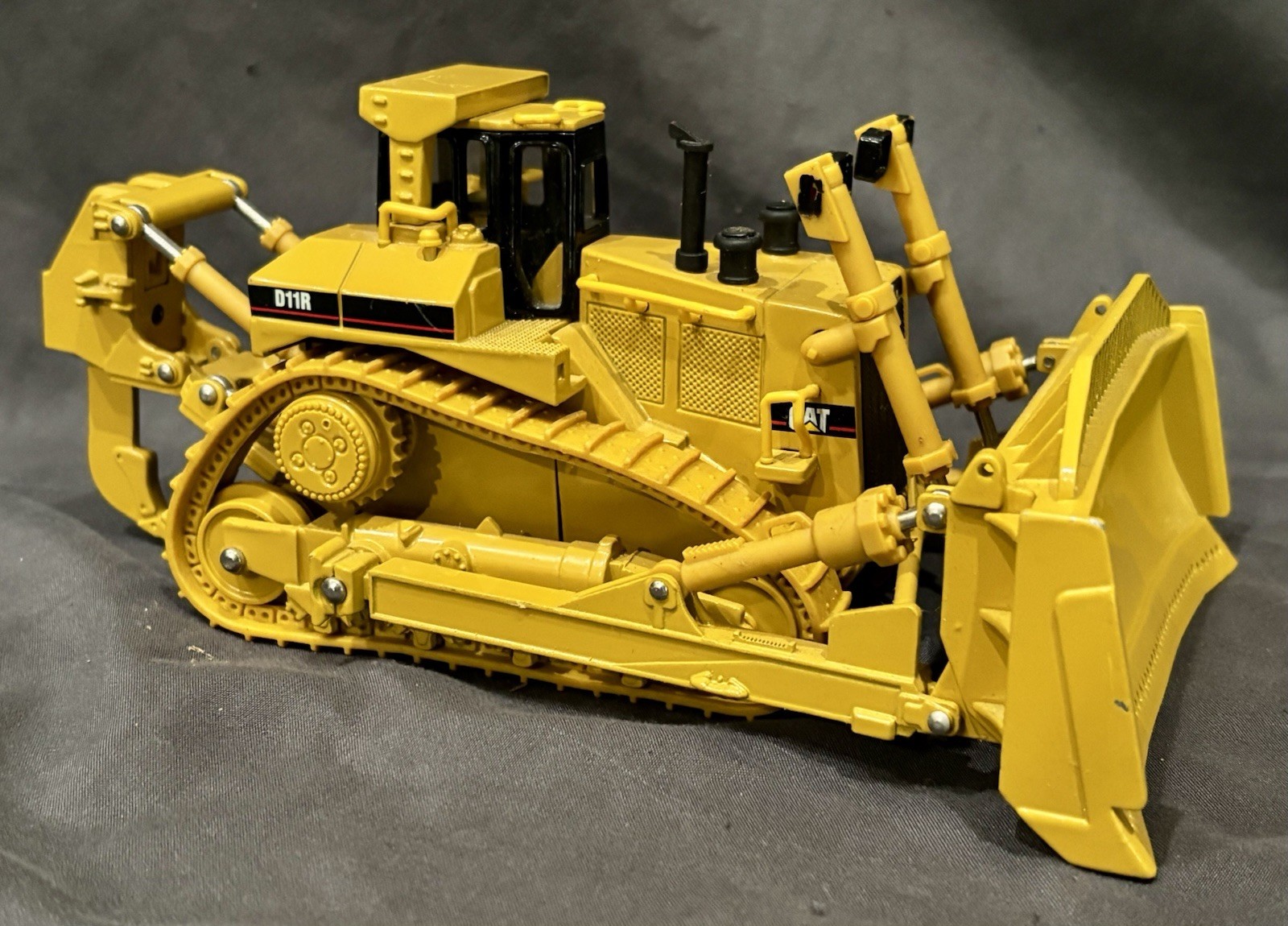 Norscot Caterpillar D11R Dozer w/ripper 1:50 Scale Diecast. Rubber Tracks No Box