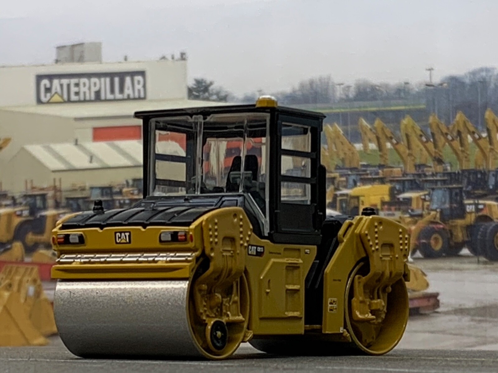 1/64 DIECAST MASTERS Caterpillar CB-13 Tandem Vibratory Roller with Cab