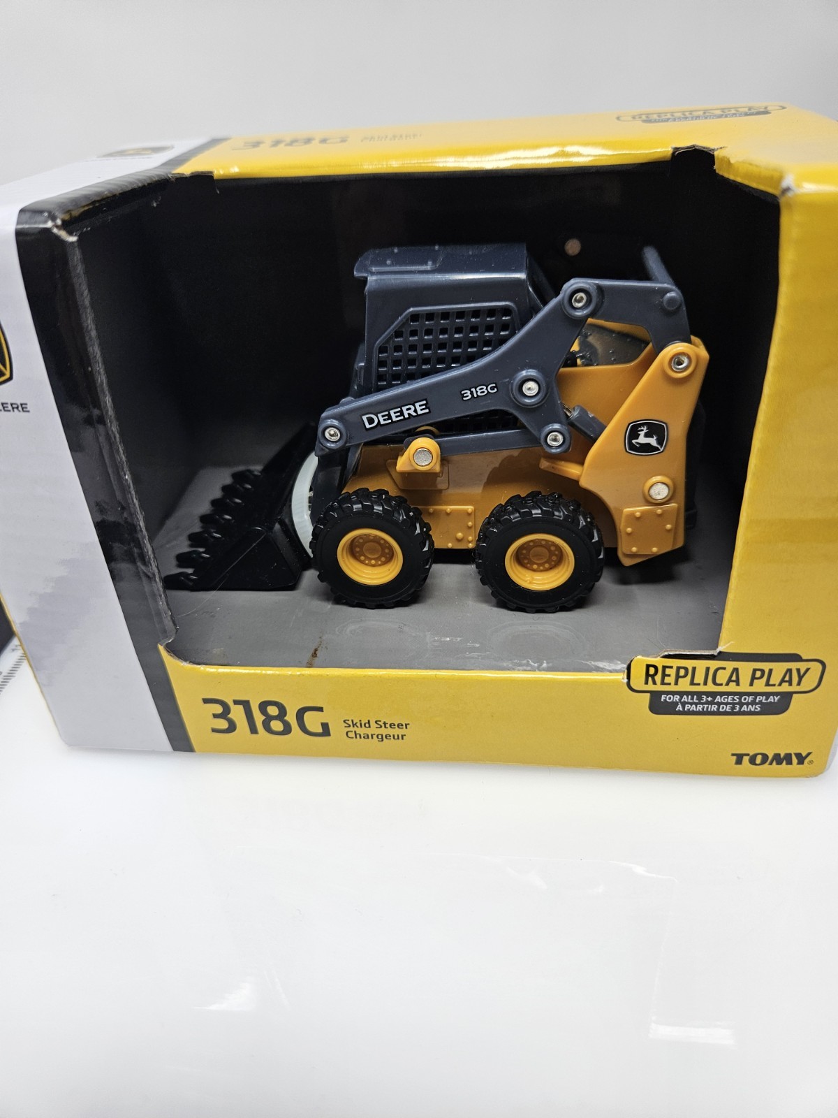 TOMY John Deere 1:32 Scale Model 318G Skid Steer Loader