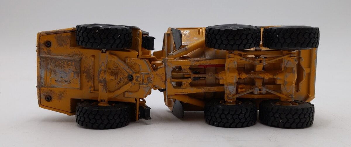 ERTL 1:50 Scale John Deere 400D Articulated Dump Truck – Weathered