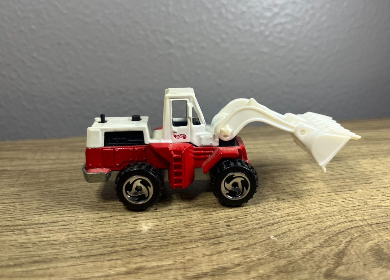 1979 Hot Wheels – Wheel Loader – White Red – 1/64 Scale Diecast – Mattel