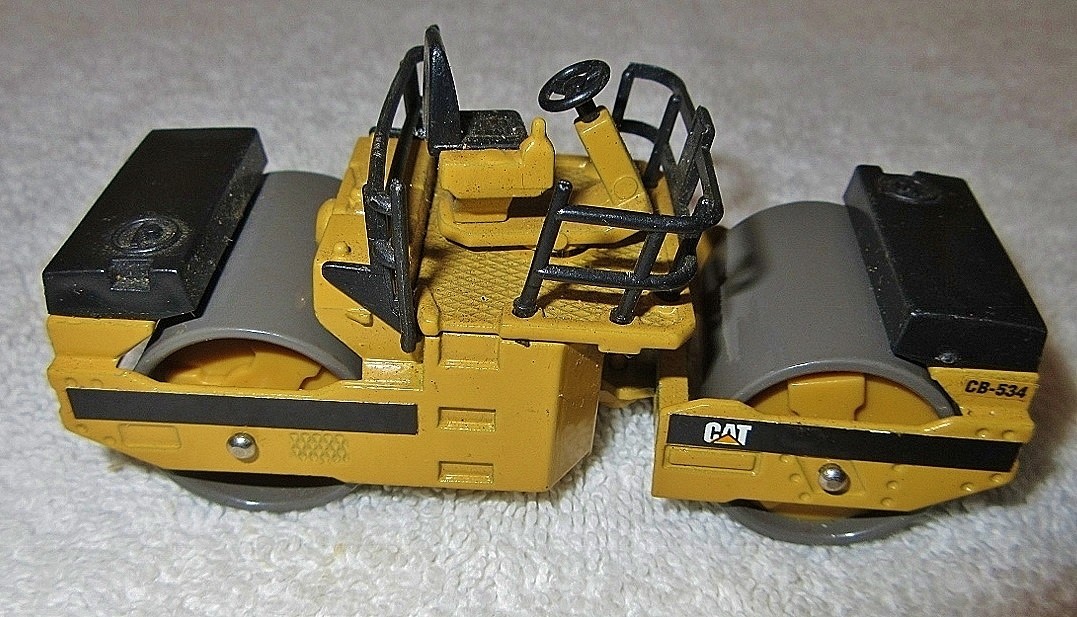 JOAL #248 1:50 SCALE CATEPILLAR ROAD ROLLER ,
