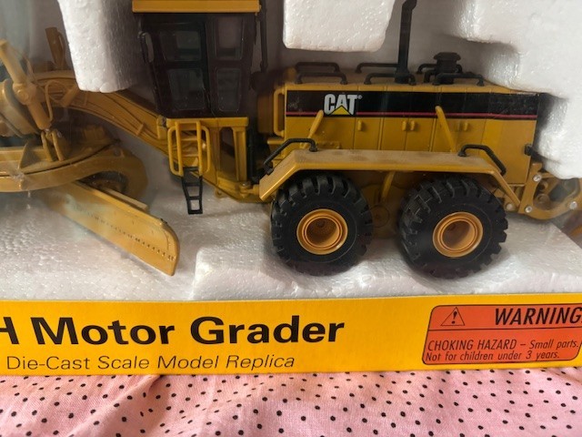 CAT 24H Motor Grader 1:50 Scale Norscot 55133 Die Cast NEW Free Ship