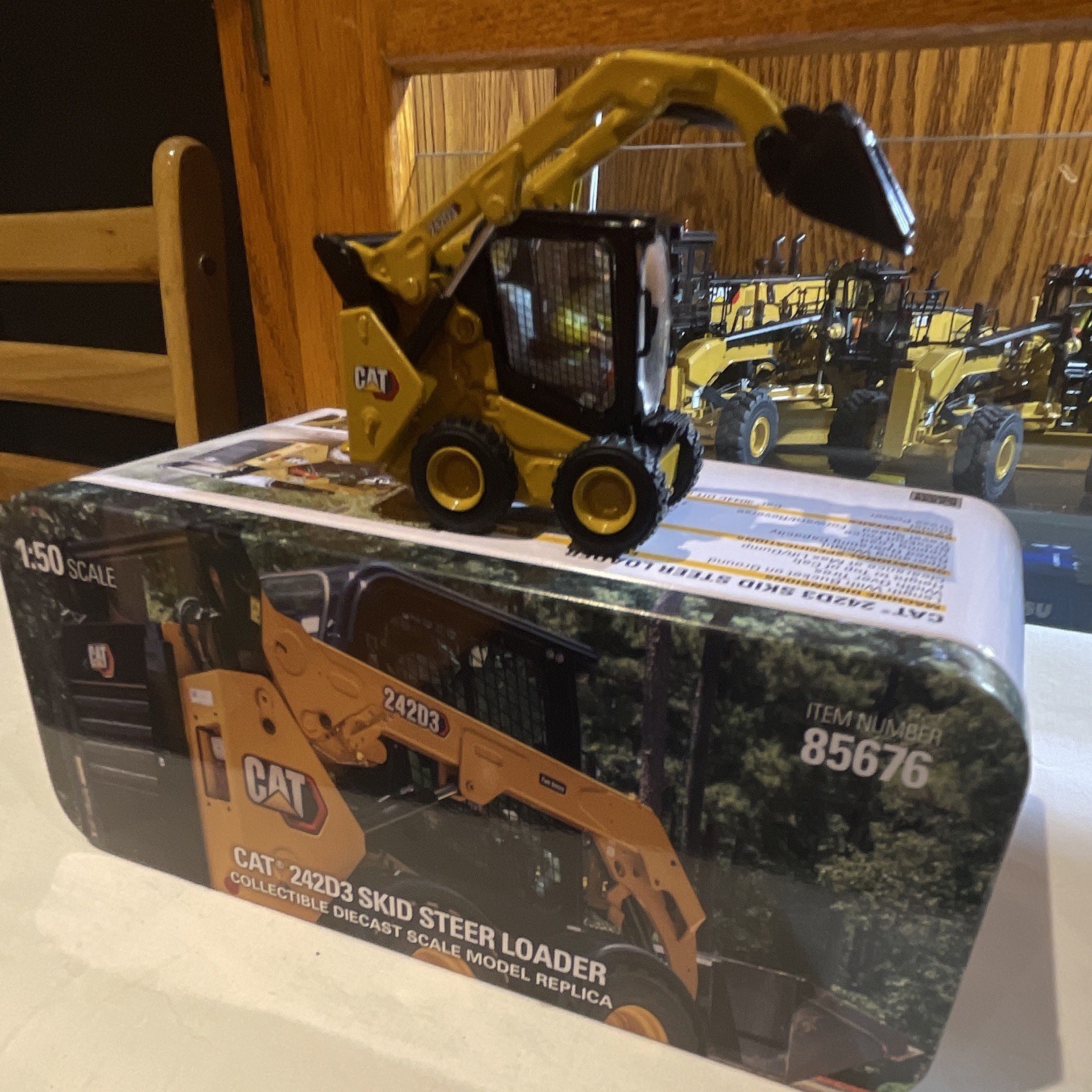 Diecast Masters High Line CAT 242D3 Skid Steer Loader Diecast 1:50 w/ Case 85676