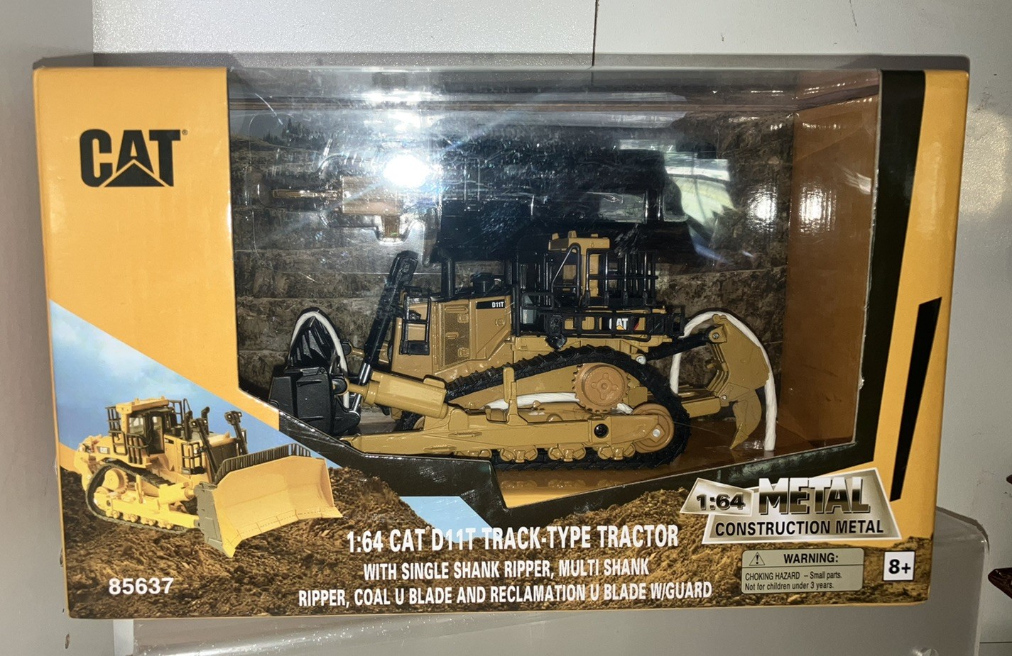 CAT Caterpillar D11 Dozer w/ 2 Blades 1:64 Scale Model – Diecast Masters 85637