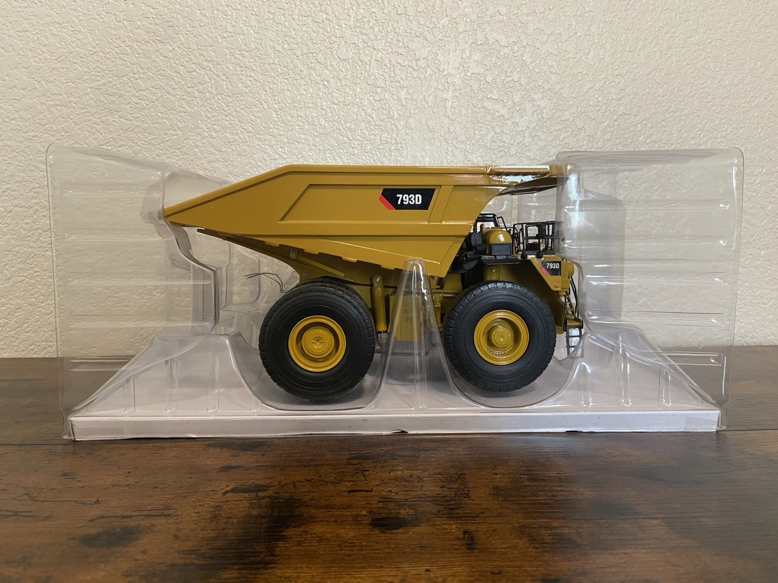 Norscot 1/50 Scale Diecast Caterpillar 793D Mining Truck w/ Box