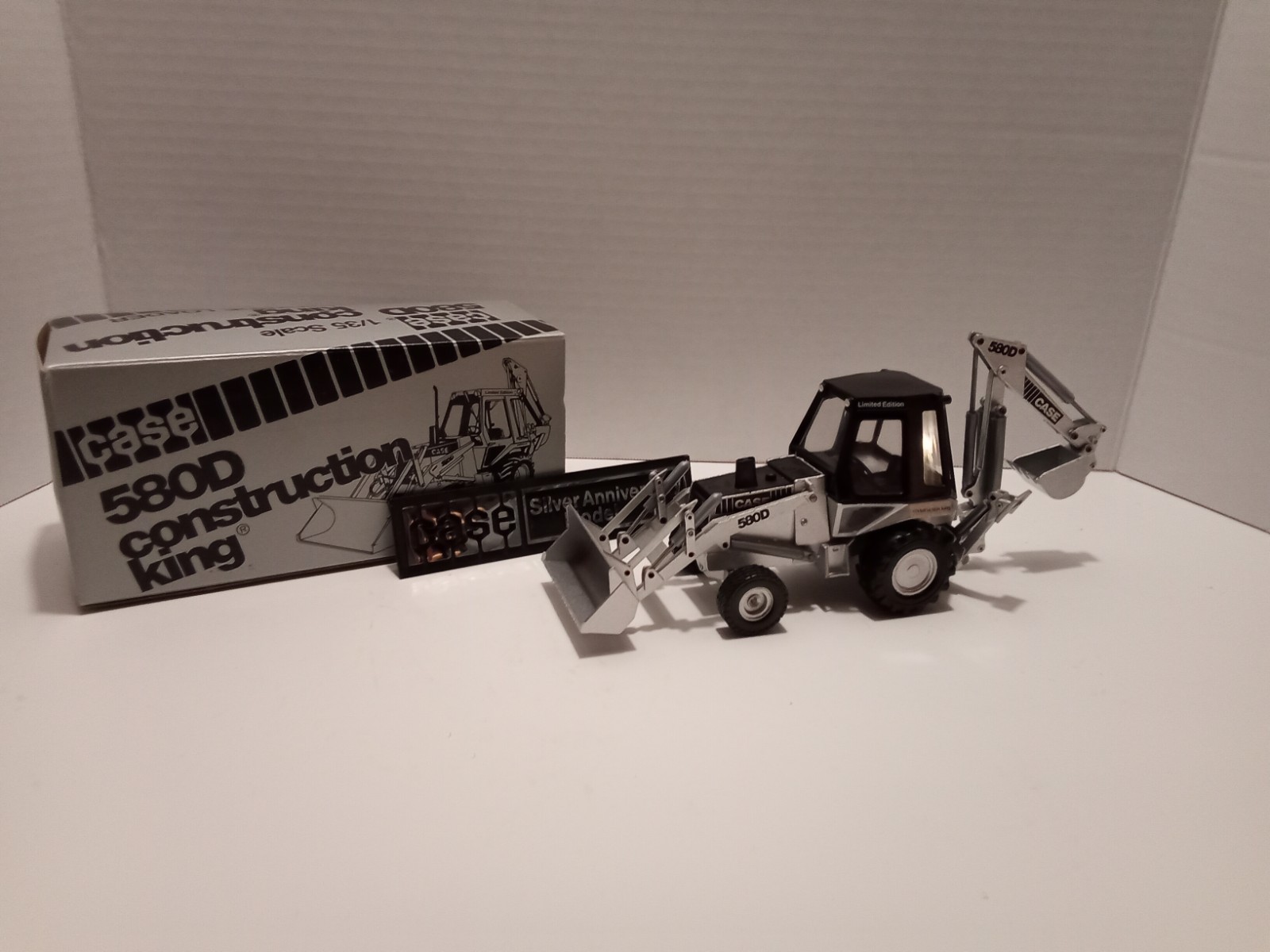 NEW! Case 580D Construction King 1:35 Silver Anniversary Diecast Backhoe Loader