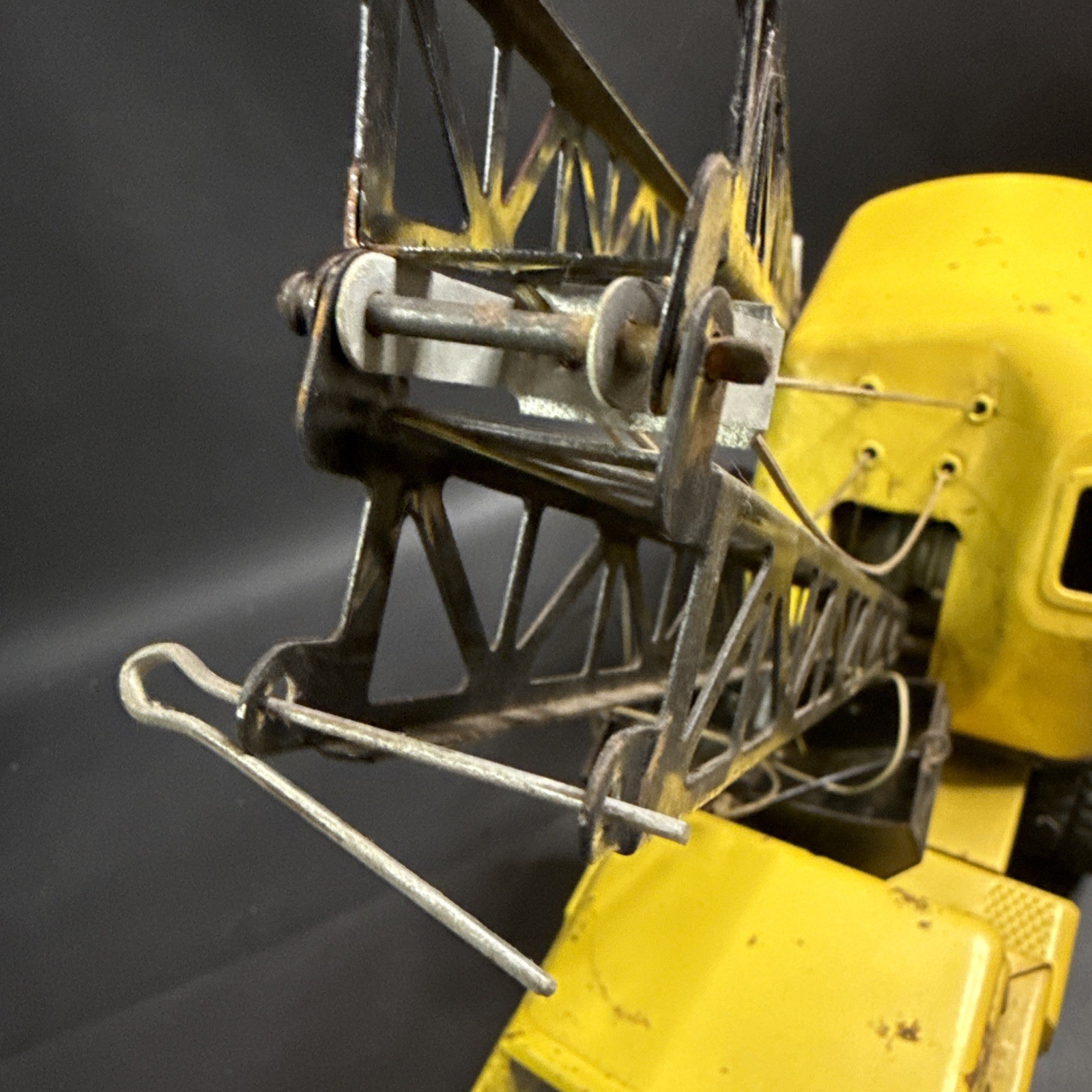VINTAGE STRUCTO MOBILE CRANE PRESSED STEEL READ