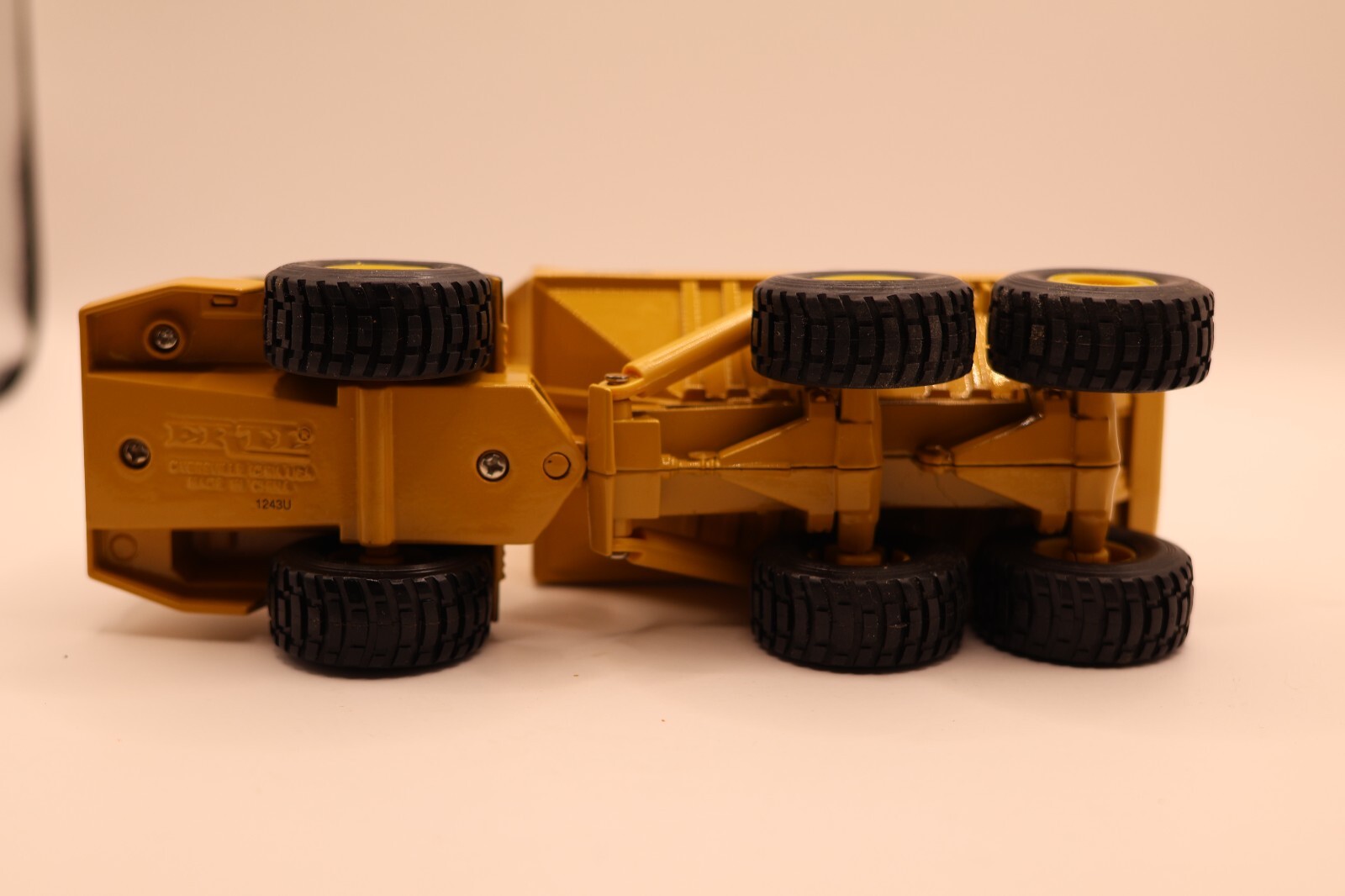 Ertl Mighty Movers 2431 1:50 Caterpillar D350D Articulated Dump Truck Die-Cast