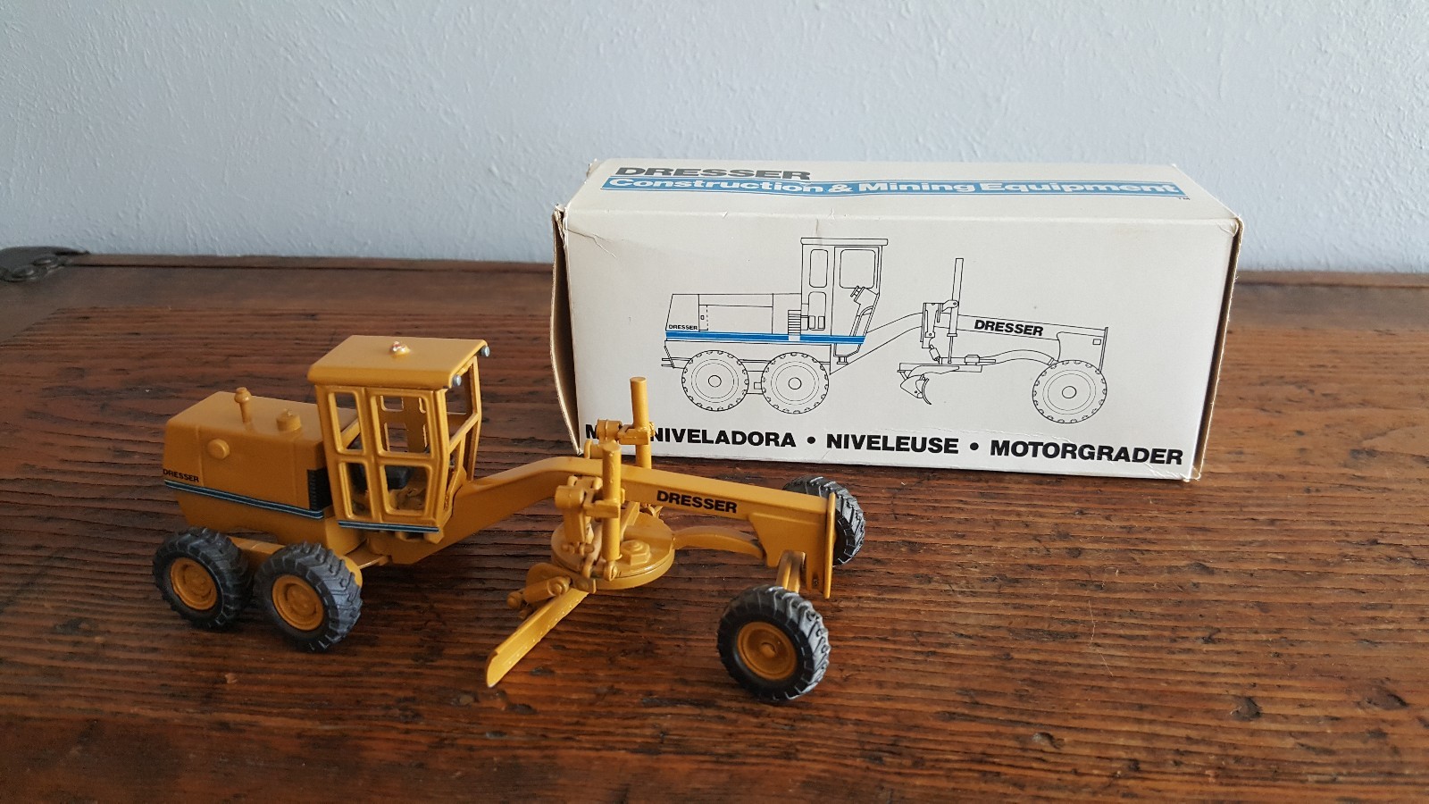 Minimac Motoniveladora Dresser A450E M9 Motor Grader Die Cast 1:50 Scale