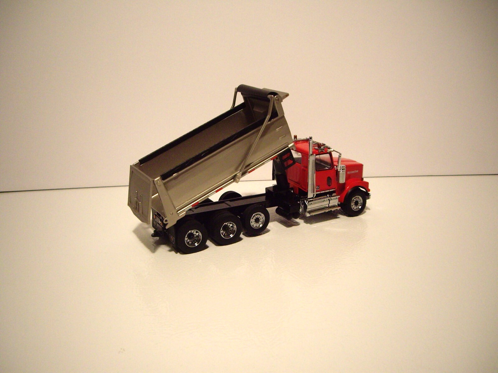 DIECAST MASTER 1/50 RED CAB WESTERN STAR 4900 SF TRI-AXLE DUMP TRUCK FIRST GEAR