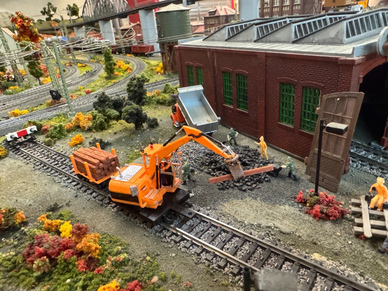 Ho scale Cat Railroad Tie Loader with loaded cart in Orange unpainted
