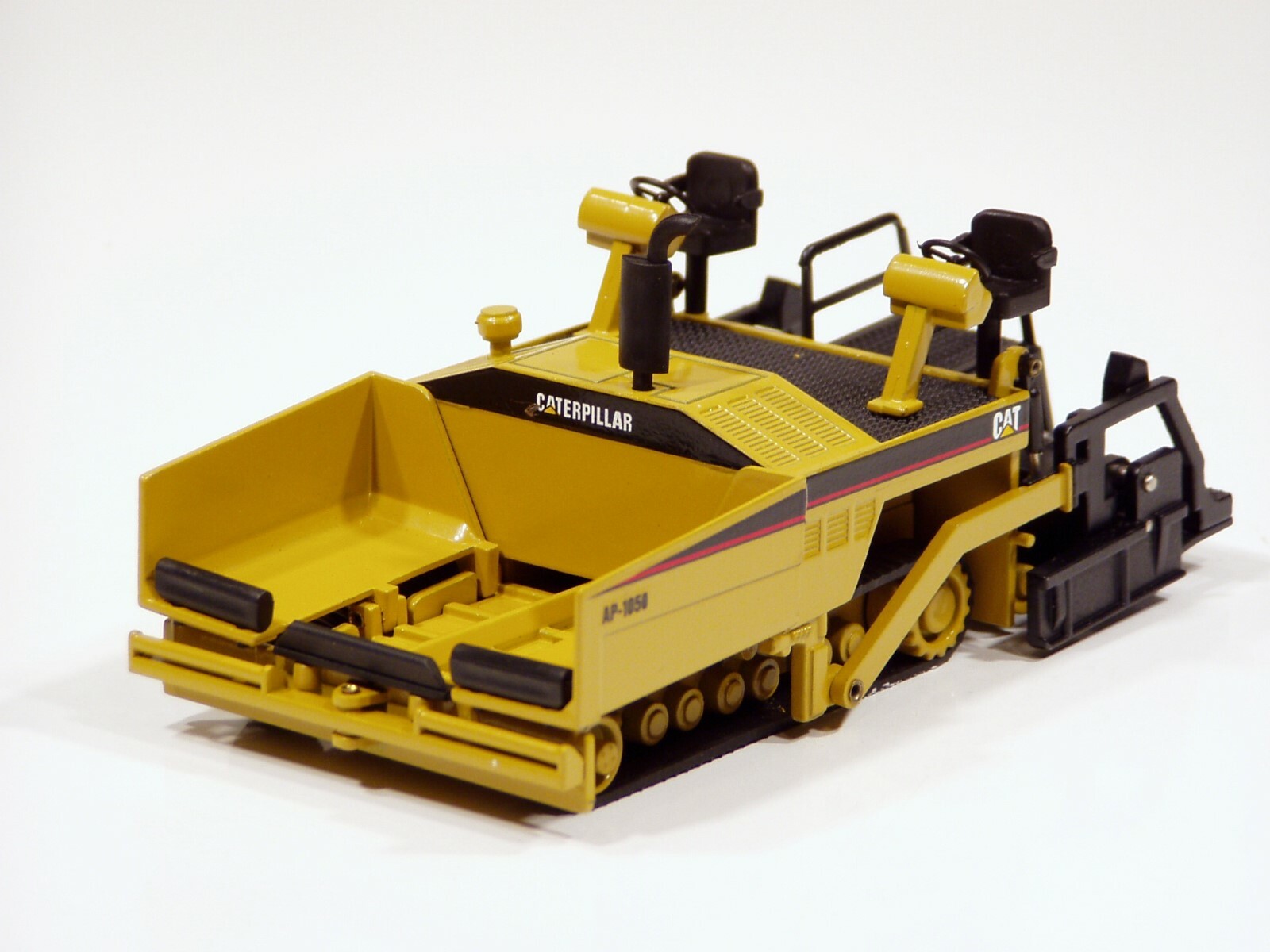 Caterpillar AP1050 Paver – “LAUNCH EDITION” – 1/50 – NZG #388 – MIB