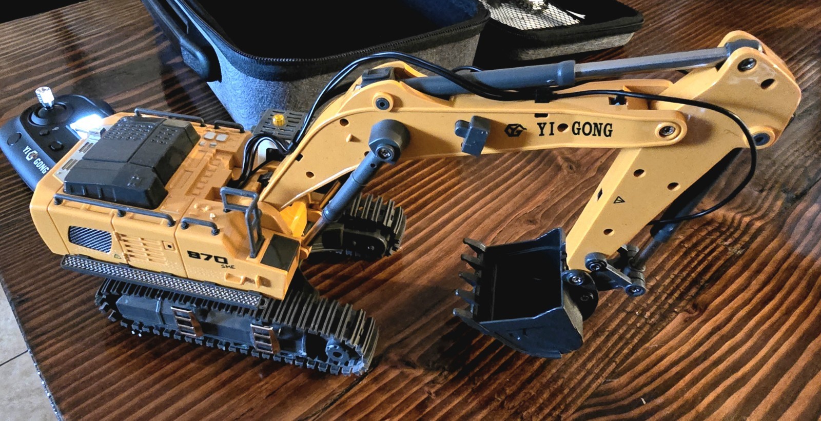 1/50 Scale Excavator With Fully Rotating Body And Fully Functional Transmitter