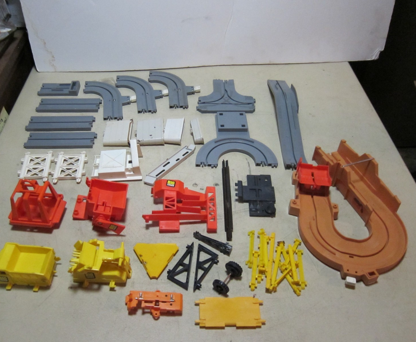 VTG 1977 Tomy Big Loader Construction set INCOMPLETE #5001, Parts as shown