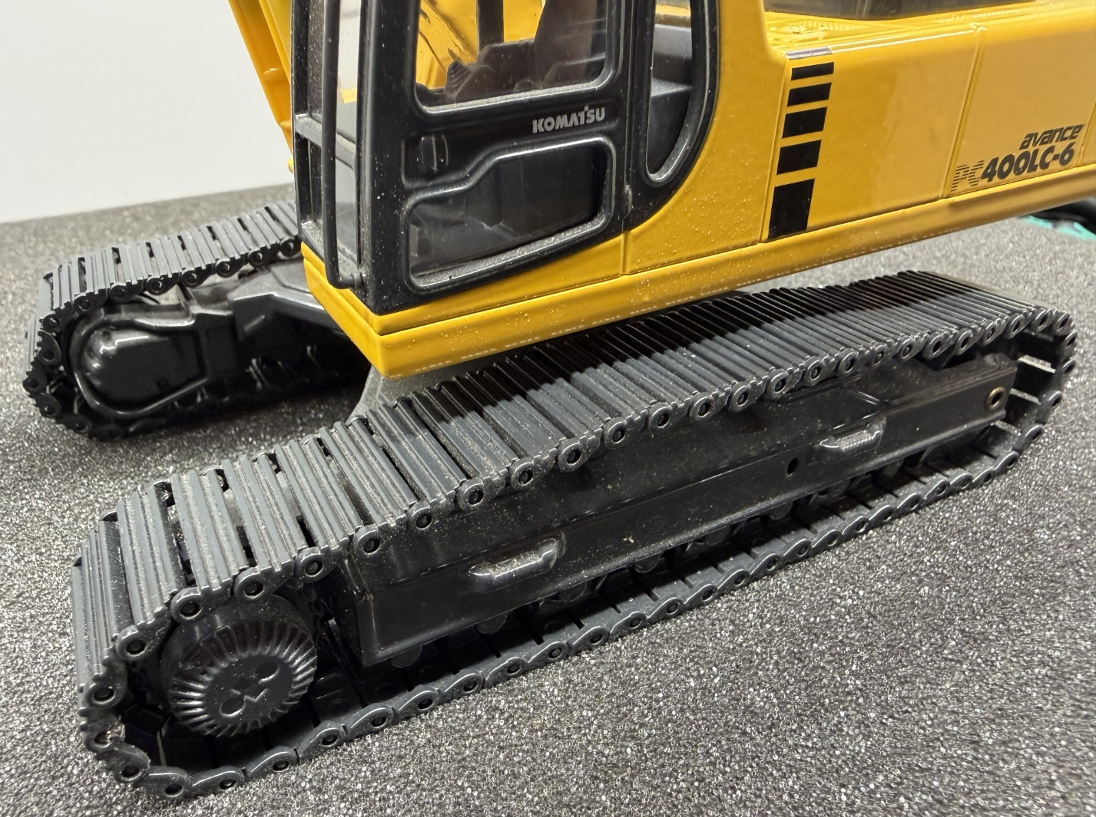 Joal 1:32 Scale Komatsu PC400LC-6 Die Cast Excavator with Rolling Metal Tracks