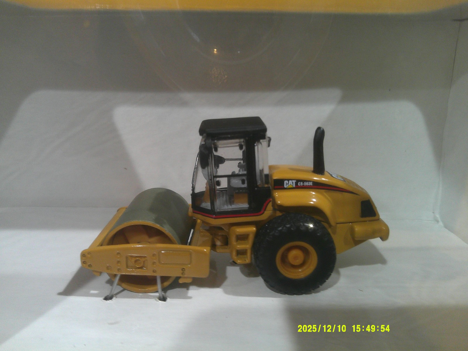 Norscot CAT CS-563E Smooth Drum Vibratory Soil Compactor 1:87 Scale VG Box