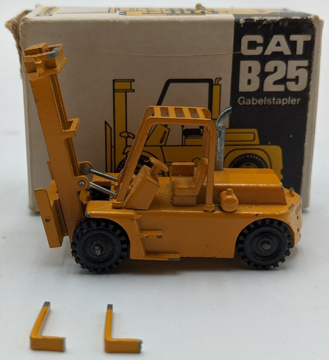 NZG 124 1:87 Scale Diecast CAT B25 Lift Truck/Box