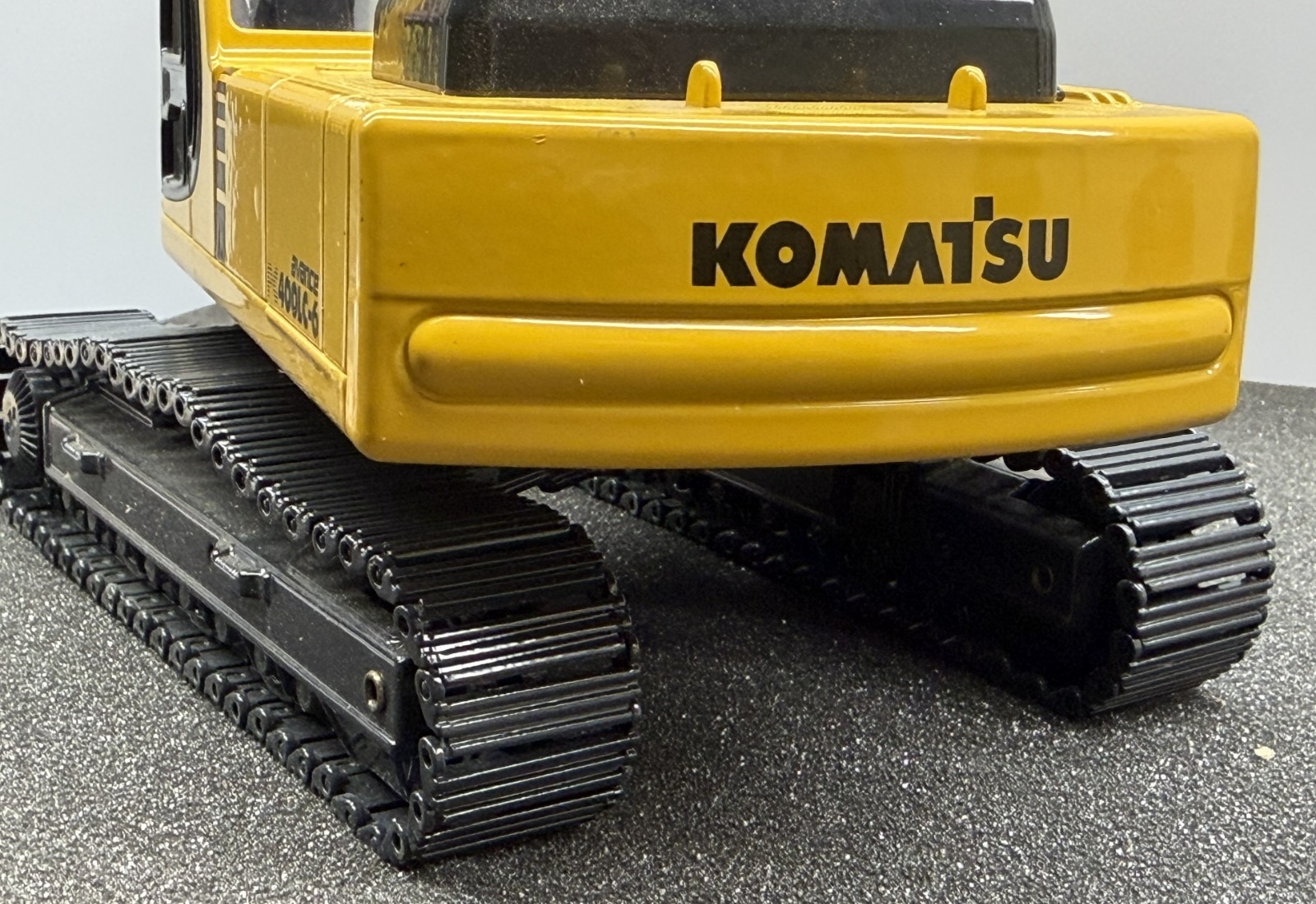 Joal 1:32 Scale Komatsu PC400LC-6 Die Cast Excavator with Rolling Metal Tracks