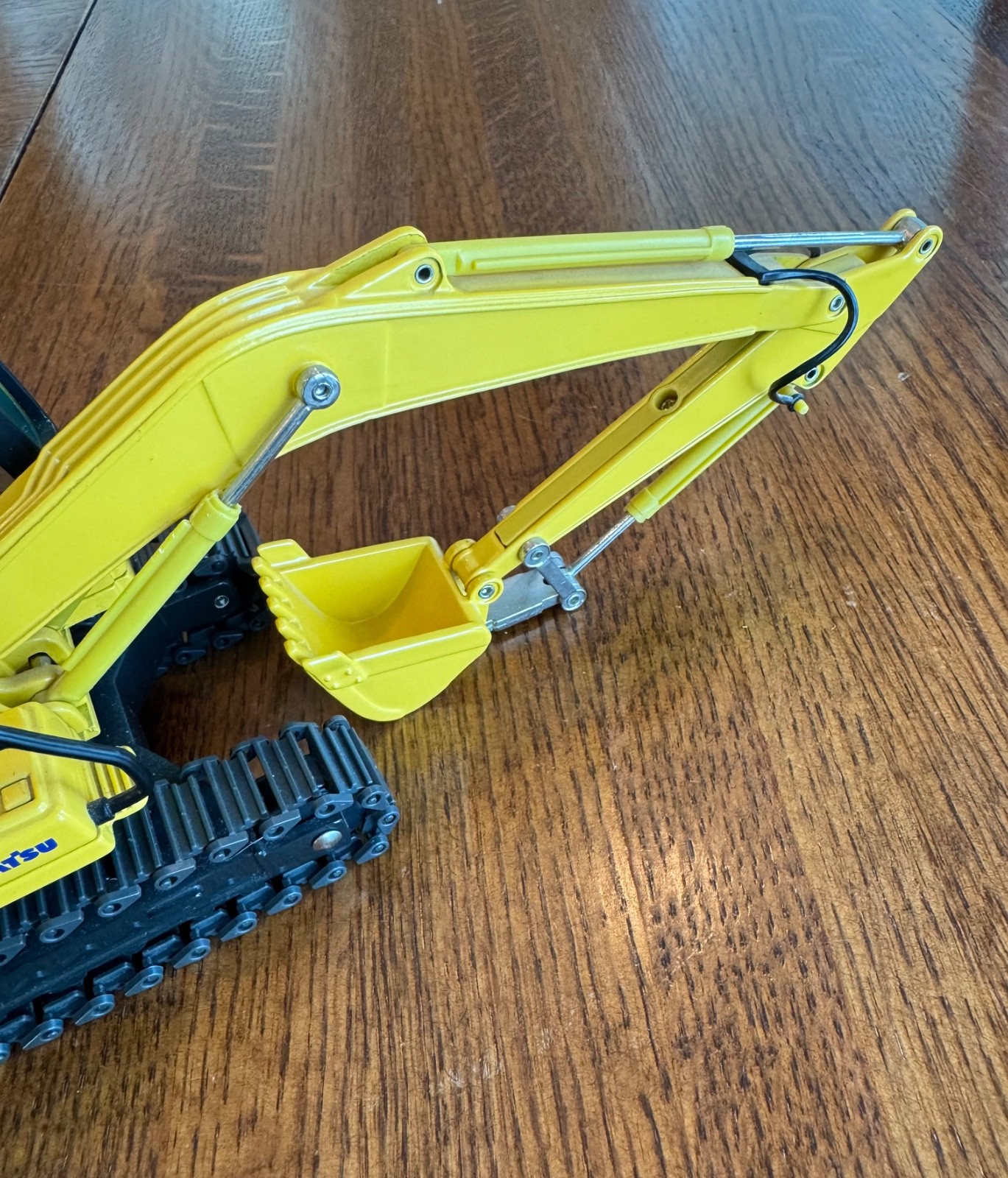 Galeo Komatsu PC200 Excavator 1:43 scale NIB