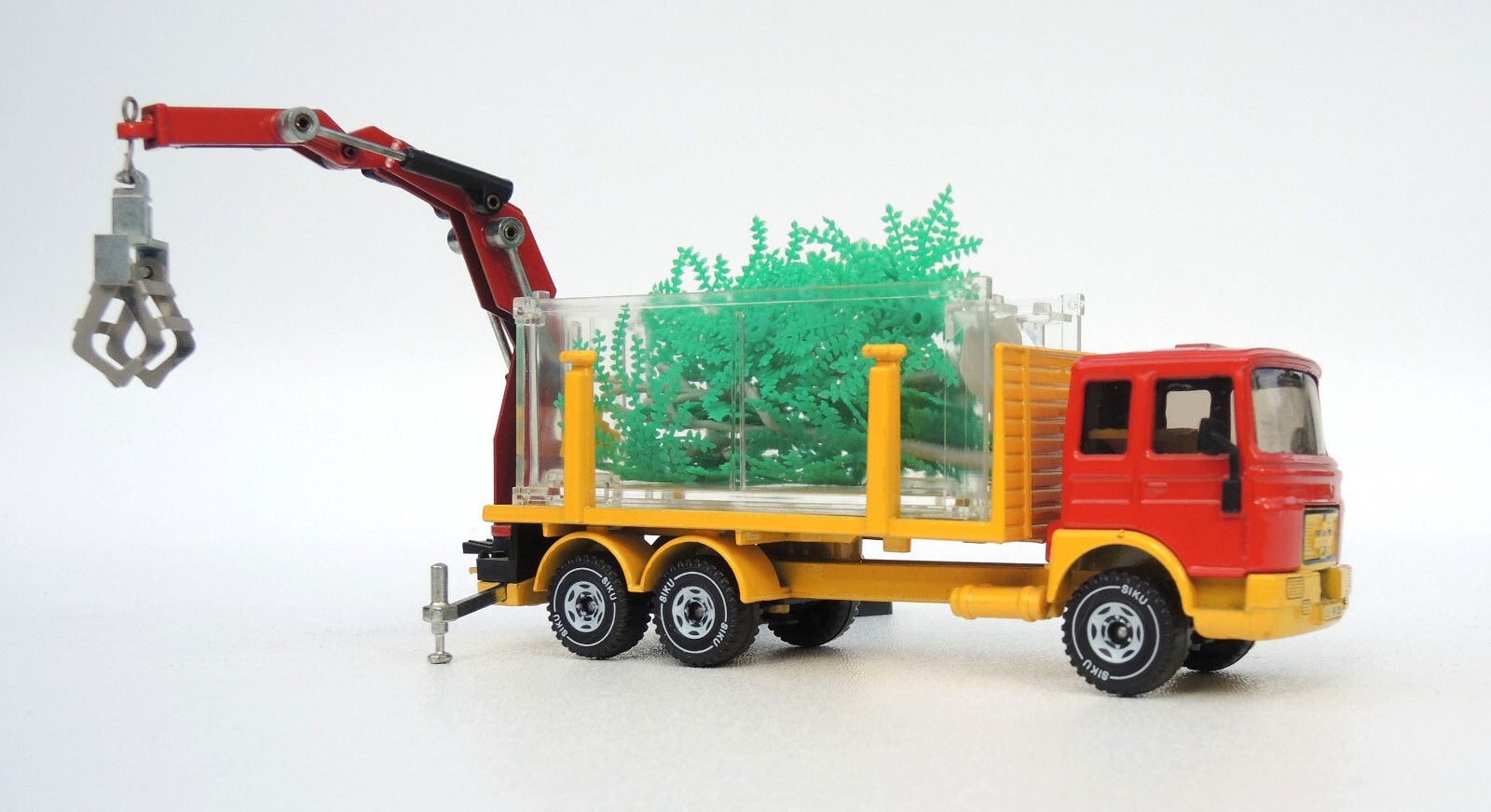RARE 1/55 scale diecast SIKU mobile tree trimming MAN truck Very Cool!
