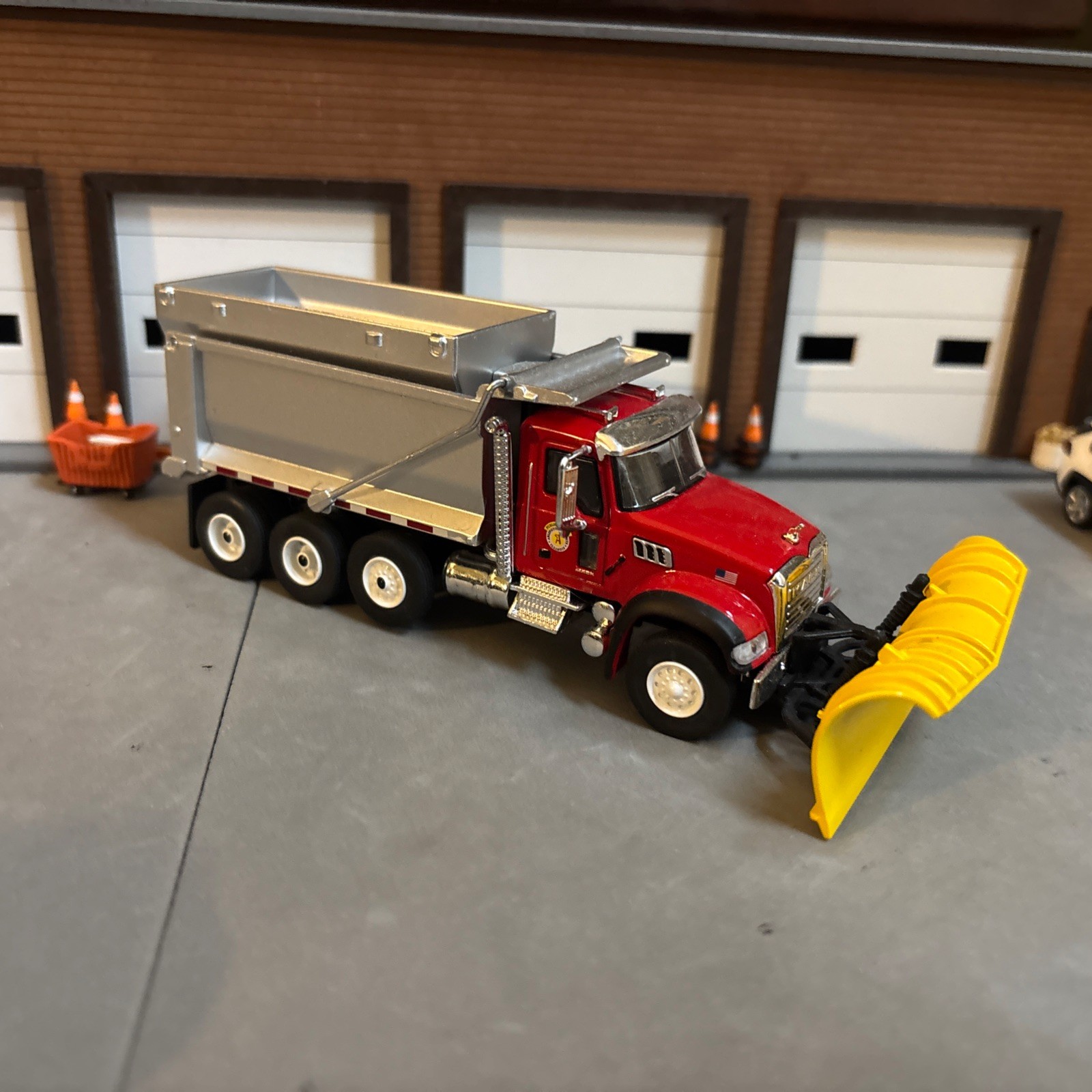 Greenlight 1:64 Mack Granite Dump Truck plow 2019 Public Works Exclusive