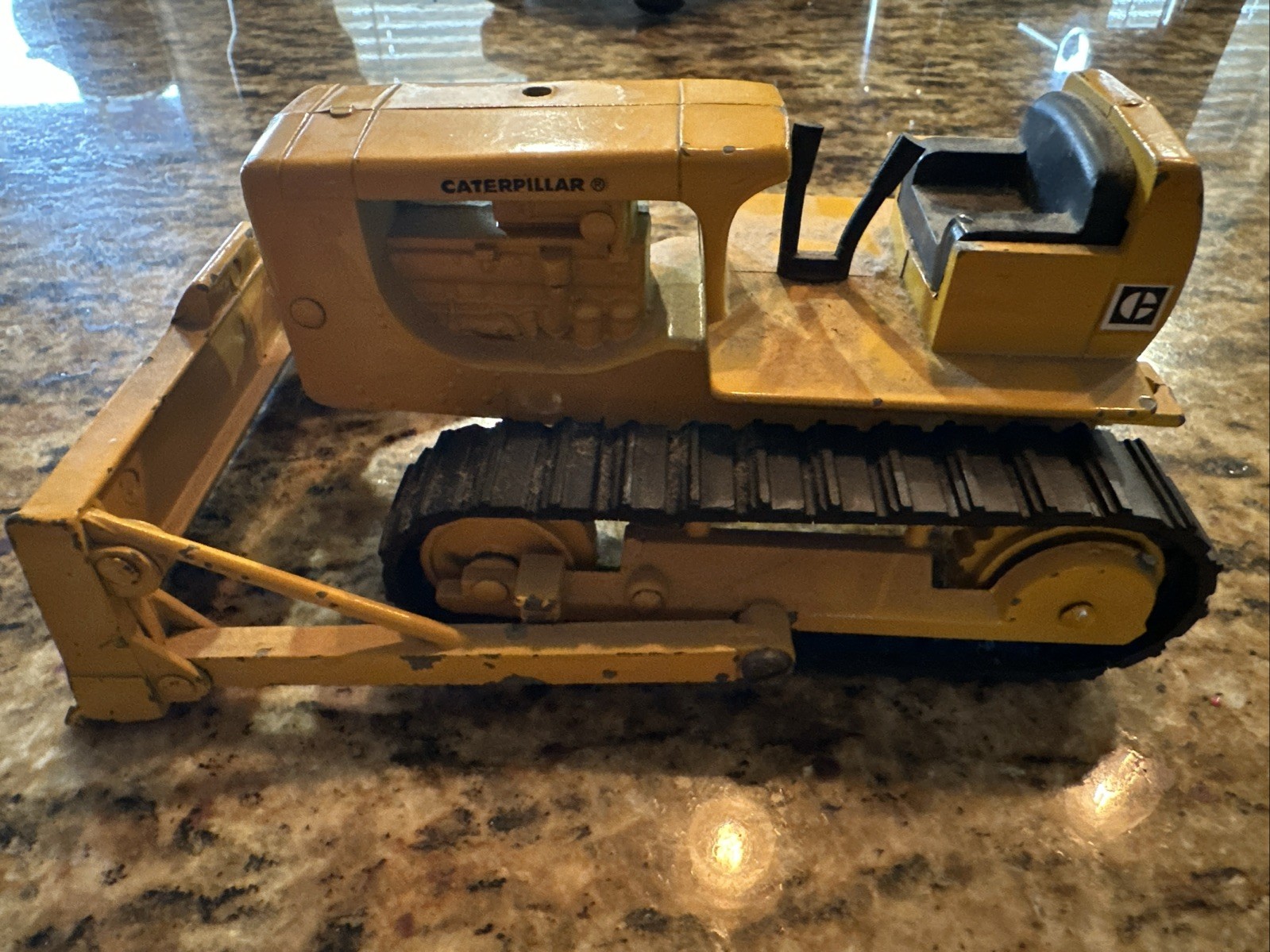 Vintage Ertl Model Toy D6 Caterpillar Metal Bulldozer w/original treads
