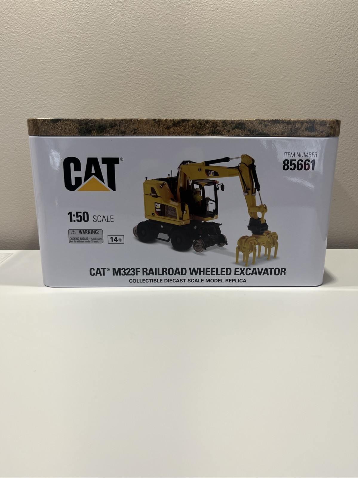 Diecast Masters Caterpillar Safety Yellow M323F Railroad Excavator 1/50 85661