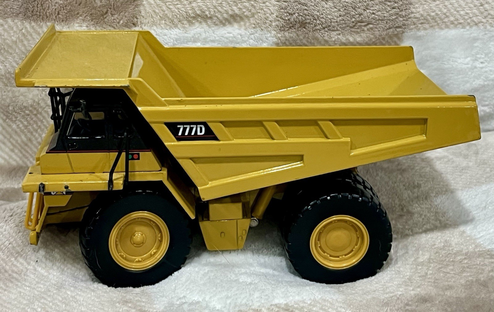 Norscot Caterpillar CAT 777D Off Highway Truck Heavy 2lbs 12oz 8”x 4.5” #8294