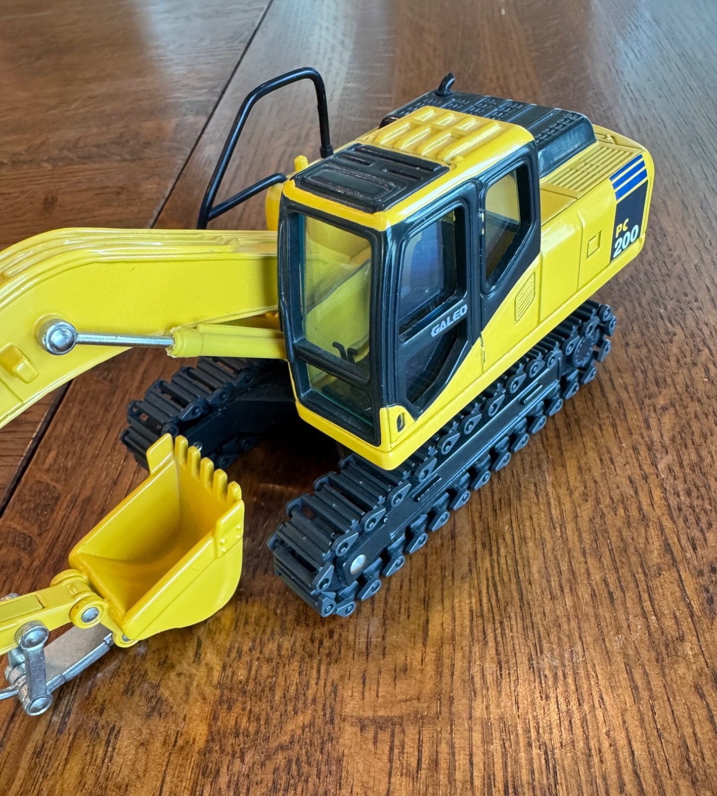 Galeo Komatsu PC200 Excavator 1:43 scale NIB