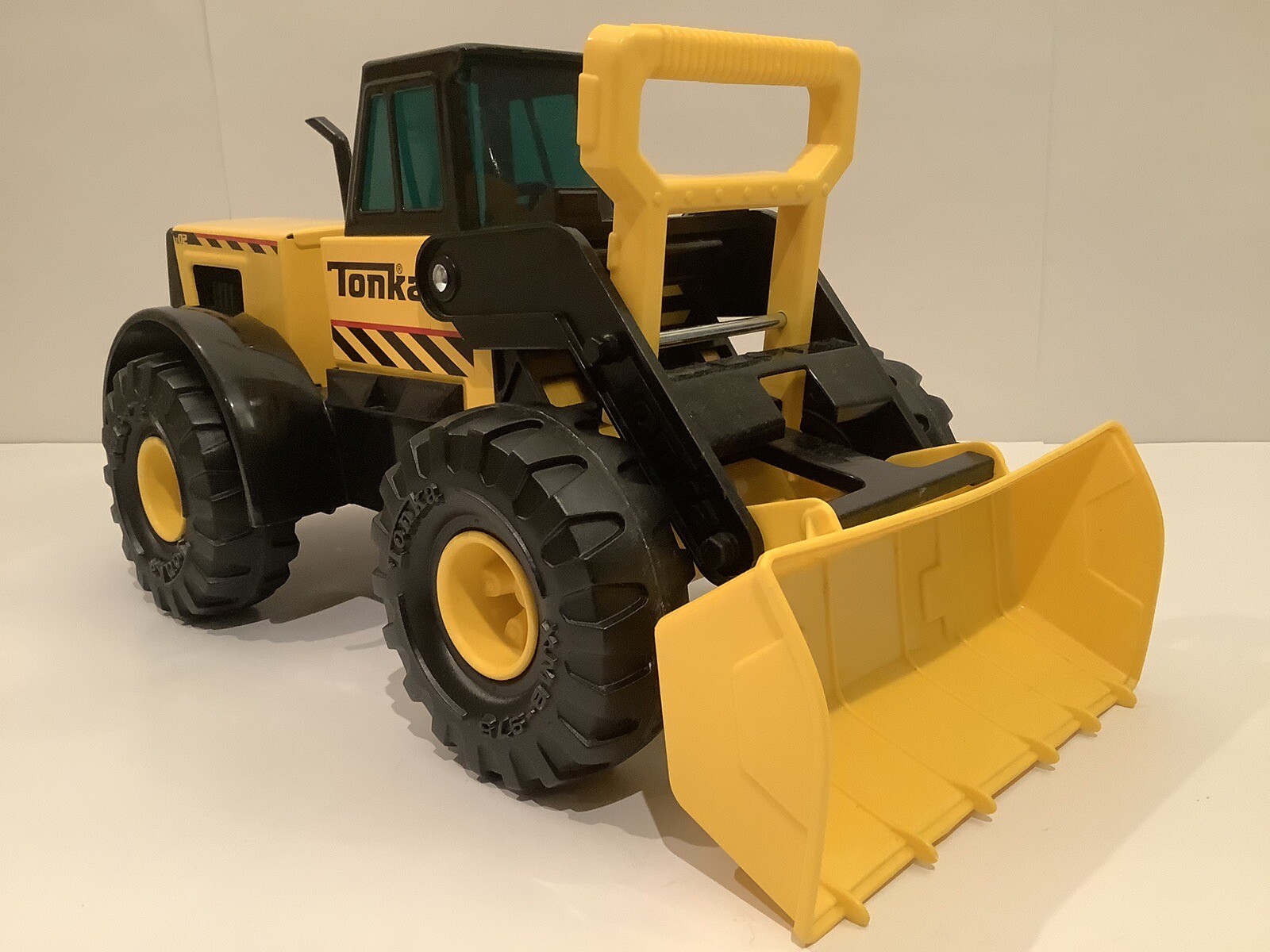TONKA FRONT END LOADER EXCAVATOR PRESSED STEEL PLASTIC 93920 HASBRO 2012