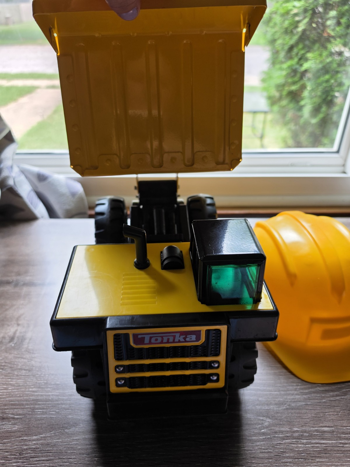 ​Tonka Classics 4000 Dump Truck Steel Yellow C-239A Toy Hard Hat Bundle EXC
