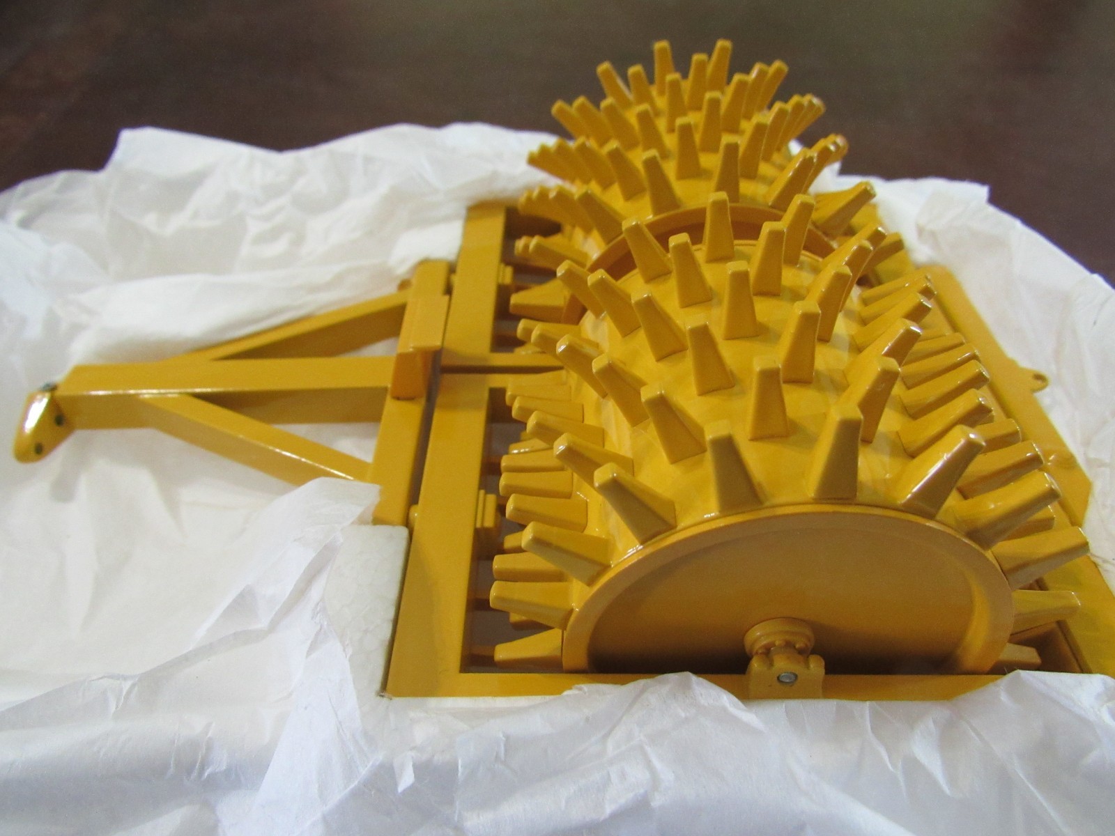 FIRST GEAR 1/25 CONSTRUCTION PIONEERS SHEEP’S FOOT COMPACTOR – NIB