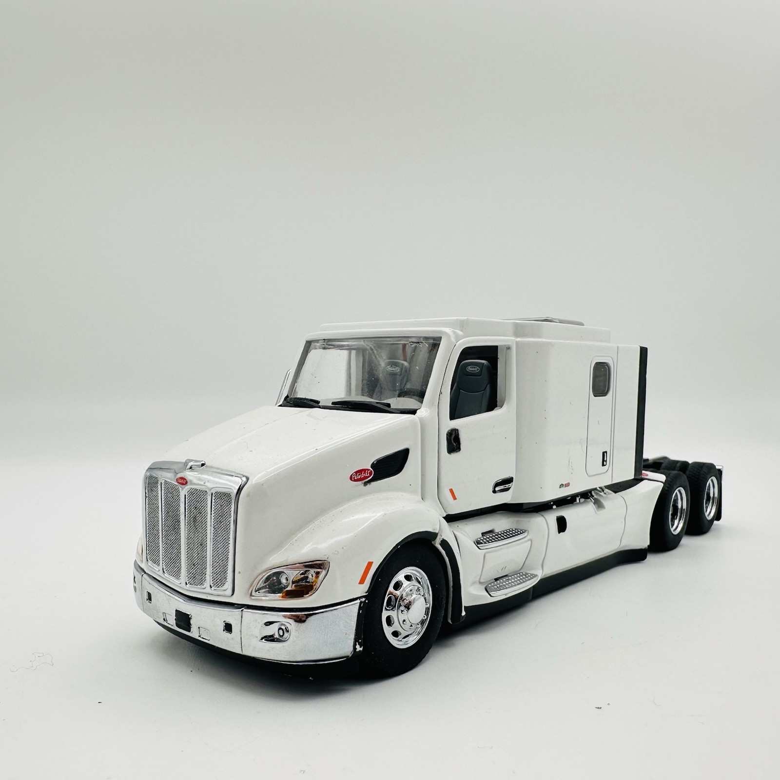 Die-cast Masters 71072 Peterbilt 579 Ultraloft Tractor – White 1/50 (Read Des)