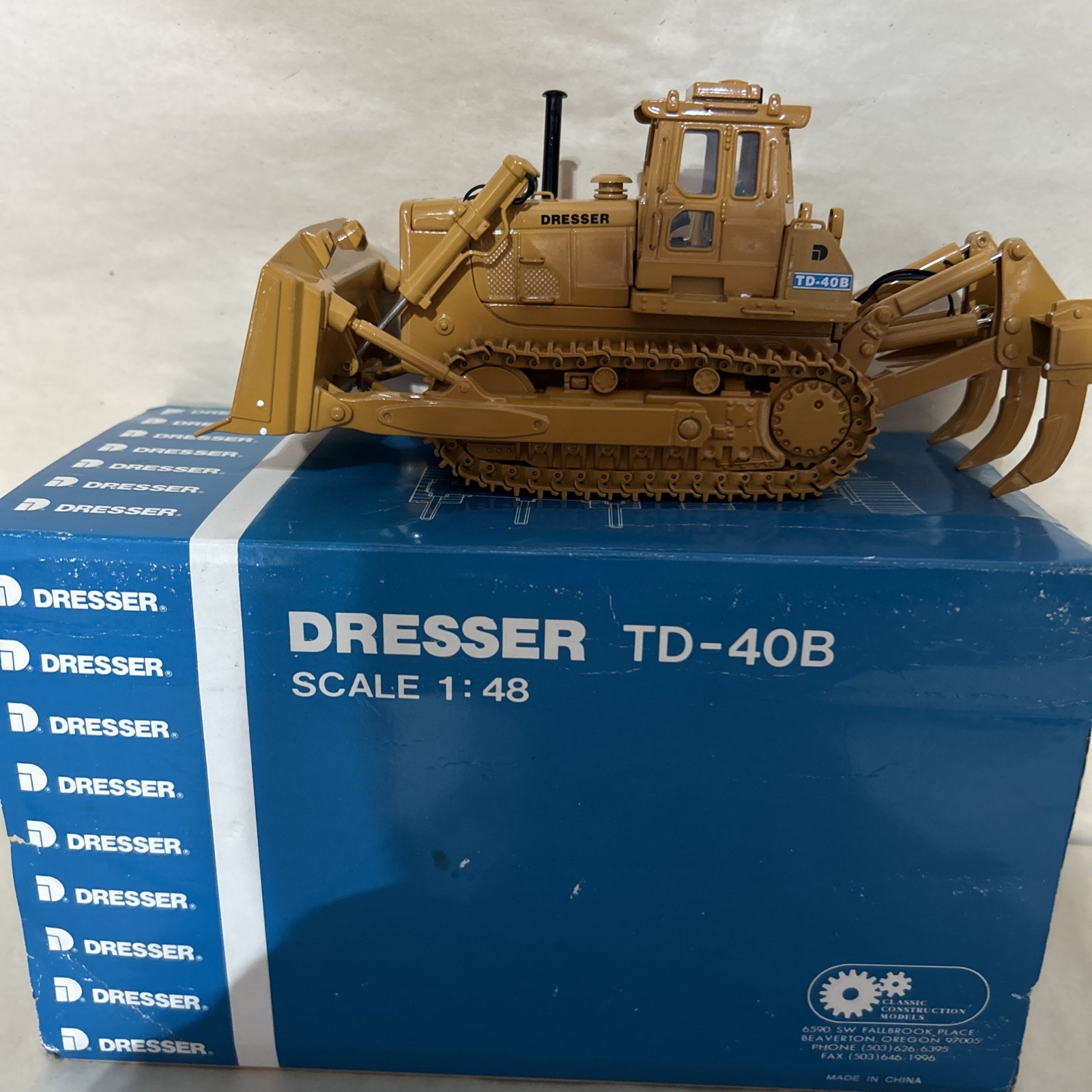 Dresser TD-40B Dozer with Ripper and ROPS – CCM 1:48 Scale Diecast Model box 5