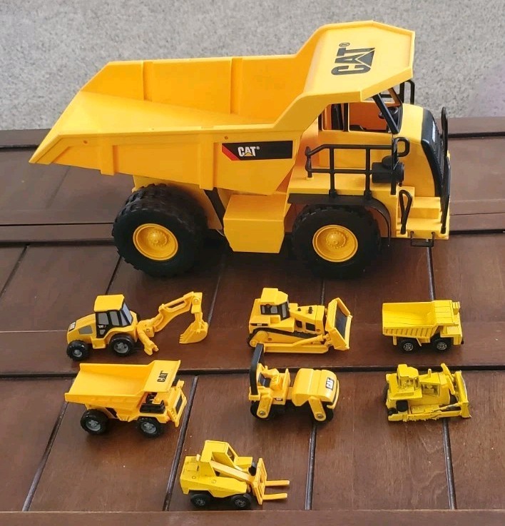 Vintage Lot of 8 CAT Caterpillar Construction Vehicles Light & Sound, Hot Wheels