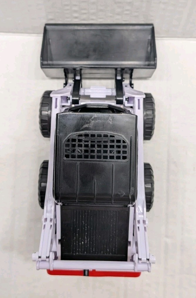 Bobcat S450 Skid-Steer Loader New Bright 1:18 Scale Construction Vehicle Toy
